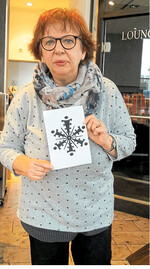 Anne Heller zeigt das Tibetische Rad.