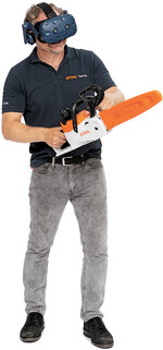 Schulung an der Motorsäge in einer virtuellen Umgebung. Nach wenigen Minuten der Eingewöhnung wird das Szenario zur Realität und es lassen sich beispielsweise Fällschnitte gefahrlos einüben.