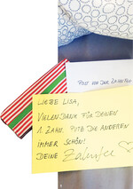 Die Zahnfee hat bei ihrem nächtlichen Besuch beim Kind Post hinterlassen und ein kleines Geschenk für den ersten ausgefallenen Zahn versteckt und sie erinnert ans Zähneputzen.