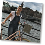 Hanna erkundet die Stadt gerne mit dem Fahrrad.