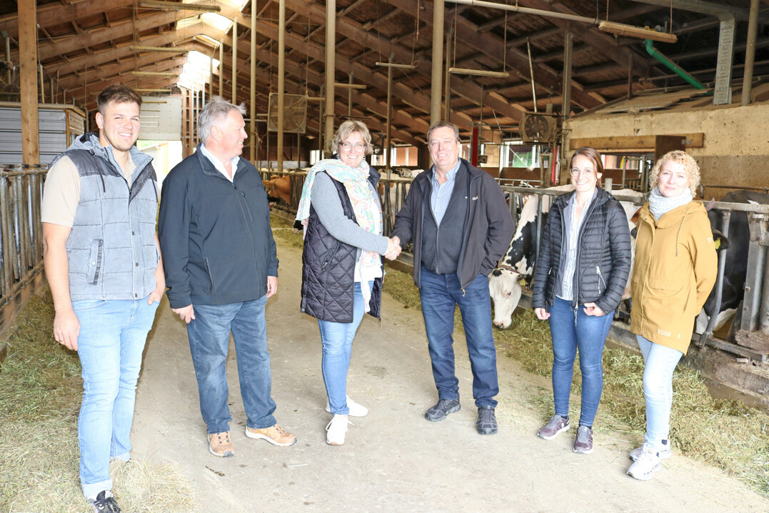 Wollen im Milchausschuss noch enger zusammenarbeiten: Roswitha Geyer-Fler (3. v. l.), LBV, und Karl-Heinz Mayer, BLHV. Links im Bild sind die Gastgeber des Jahrestreffens in Horb-Altheim, Stefan (l.) und Gerhard Fanacht zu sehen, rechts Leonie Langeneck, DBV-Milchreferentin, und Dr. Stefanie Vogt, Leiterin des Marktreferates bei der LEL in Schwbisch Gmnd.