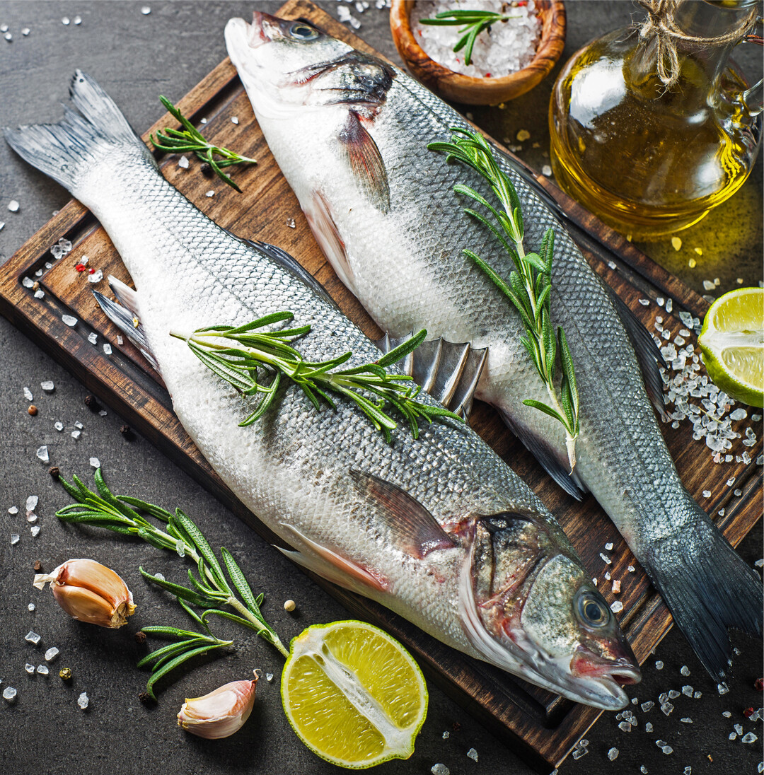 Warum essen wir Karfreitag Fisch? Am Karfreitag gedenken Christen an Jesu Leiden und Sterben am Kreuz. Selbst weniger gläubige Menschen halten an Traditionen fest und essen an diesem Fastentag kein Fleisch. Dafür kommt in vielen Haushalten Fisch auf den Teller. Für die Fastenzeiten gab es früher strenge Regeln: Das Fleisch von warmblütigen" Tieren, also von Säugetieren und Vögeln, durfte an Fastentagen nicht gegessen werden. Fische waren jedoch erlaubt, weil sie im Wasser leben und sich ihr Fleisch" in Struktur und Geschmack unterscheidet. Außerdem ist der Fisch ein altes Symbol, mit dem sich Christen zu Zeiten der Verfolgung zu erkennen gaben. Das griechische Wort für Fisch" heißt Ichthys", dessen einzelne Buchstaben für das Glaubensbekenntnis Jesus Christus, Gottes Sohn und Erlöser" stehen (I = Jesus, CH = Christus, TH = Gottes, Y = Sohn, S = Erlöser). Manche Klöster legten Fischteiche an, um in Fastenzeiten gut versorgt zu sein. Auch Muscheln und Schnecken, Flusskrebse oder Frösche standen an Fastentagen häufig auf dem Speiseplan. Zudem waren die Mönche auch einfallsreich, wenn es darum ging, die strengen Fastenvorschriften zu umgehen. So erklärten einige Klöster beispielsweise andere am Wasser lebende Tiere wie Biber, Fischotter und Enten kurzerhand zu Fischen". BZfE, Heike Kreutz