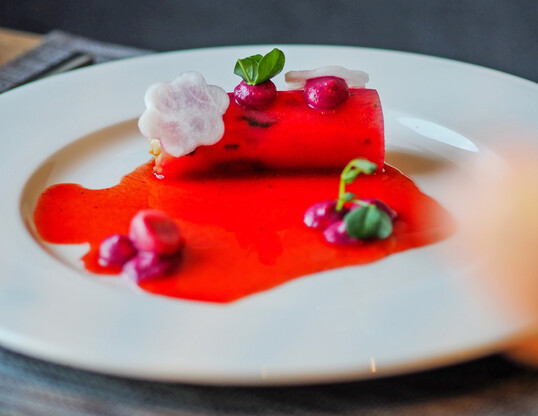 Wassermelonenrettich-Cannelloni auf Karottensoe