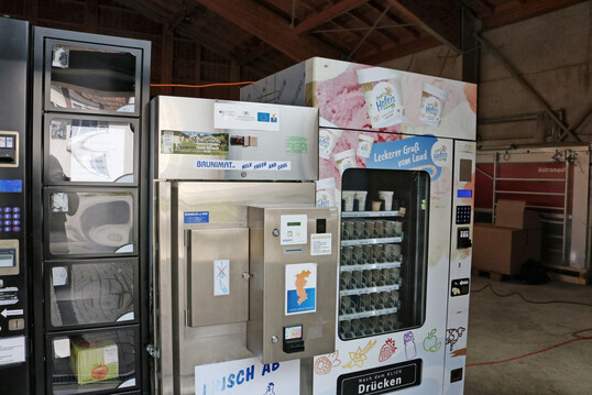 Neben den Rindern, Schweinen und der Biogasanlage gibt es auf dem Steinachtalhof von Familie Faßnacht einen Automatenverkauf mit Bauernhof-Eis und leckeren Milch- und Fleischprodukten.