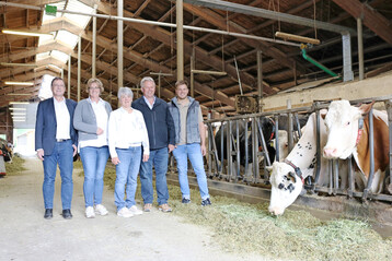 Zu Gast auf dem Betrieb Fanacht (v. l.): Horst Wenk, stellvertretender LBV-Hauptgeschftsfhrer, Roswitha Geyer-Fler, LBV-Vizeprsidentin, mit dem Betriebsleiterehepaar Ulrike und Gerhard Fanacht und Sohn Stefan Fanacht. 