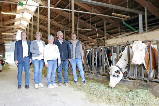 Zu Gast auf dem Betrieb Fanacht (v. l.): Horst Wenk, stellvertretender LBV-Hauptgeschftsfhrer, Roswitha Geyer-Fler, LBV-Vizeprsidentin, mit dem Betriebsleiterehepaar Ulrike und Gerhard Fanacht und Sohn Stefan Fanacht. 