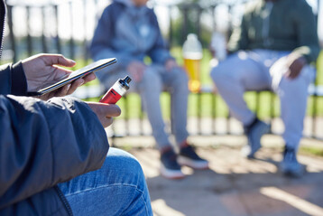 Die bunten E-Zigaretten sind ein Begleiter vieler Jugendlicher in Deutschland.