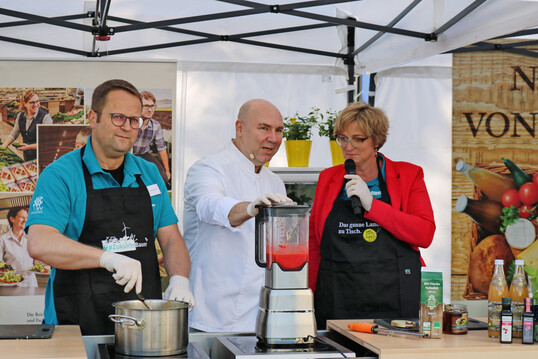 LBV-Vizepräsidentin Roswitha Geyer-Fäßler und LBV-Vizepräsident
Jürgen Maurer bereiten zusammen mit dem Koch Eberhard Braun ein Stuttgarter Marktfrühstück zu.