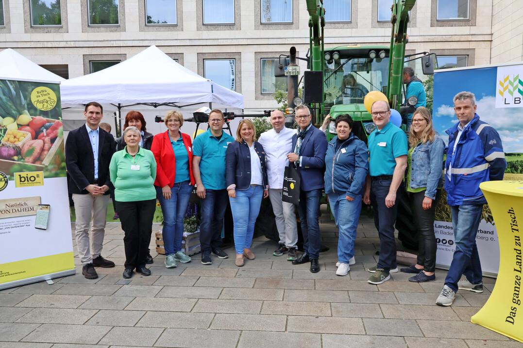 Das breite Bndnis aus dem Landesbauernverband in Baden-Wrttemberg, dem Ministerium fr Ernhrung, Lndlichen Raum und Verbraucherschutz und der MBW Marketinggesellschaft freuen sich zusammen mit Landfrauen und Landjugend ber den gelungenen Aktionstag Zukunftsbauer.
