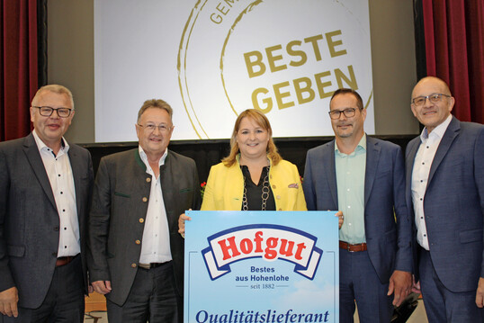 Blickten bei der Generalversammlung der Hohenloher Molkerei auf ein erfolgreiches Geschftsjahr zurck (v. l.): Geschftsfhrer Martin Boschet, Dr. Andreas Randt, Geschftsfhrer beim Tiergesundheitsdienst Bayern e. V., Ministerialdirektorin im MLR, Isabel Kling, Aufsichtsratsvorsitzender Ralf Klenk und der Vorsitzende des Vorstands, Manfred Olbrich. 