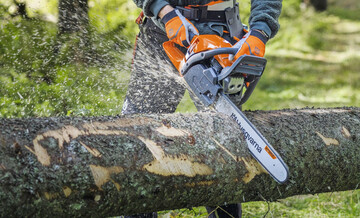 Die Husqvarna 445S ist ab Herbst 2025, die Husqvarna 450X ab 2026 erhltlich. 