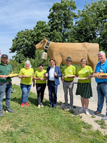 Das Interesse am Tag der Milch war riesengroߓ, berichtet Roswitha Geyer-Fler (2. v. r.), LBV-Vizeprsidentin, die unter anderen Wangens OB Michael Lang (Mitte) zur Veranstaltung begren konnte.