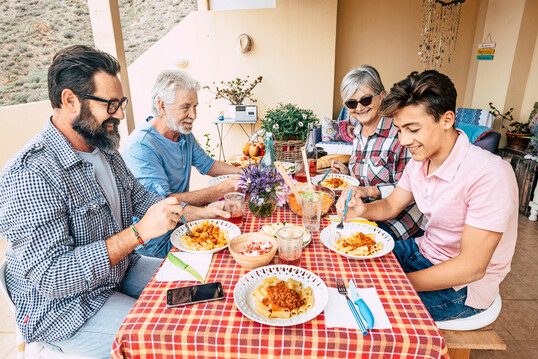 Pasta macht glcklich. Gemeinsam mit der Familie oder Freunden verstrkt sich das Wohlbefinden.
