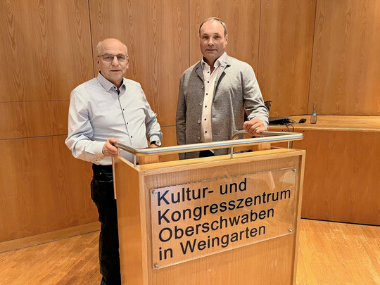 Zufrieden mit dem Geschftsergebnis zeigten sich Erich Hrle (r.) Geschftsfhrer der Omira Oberland-Milchverwertung GmbH und Ewald Kostanzer, Vorsitzender des Aufsichtsrats, nach der Gesellschafterversammlung in Weingarten.