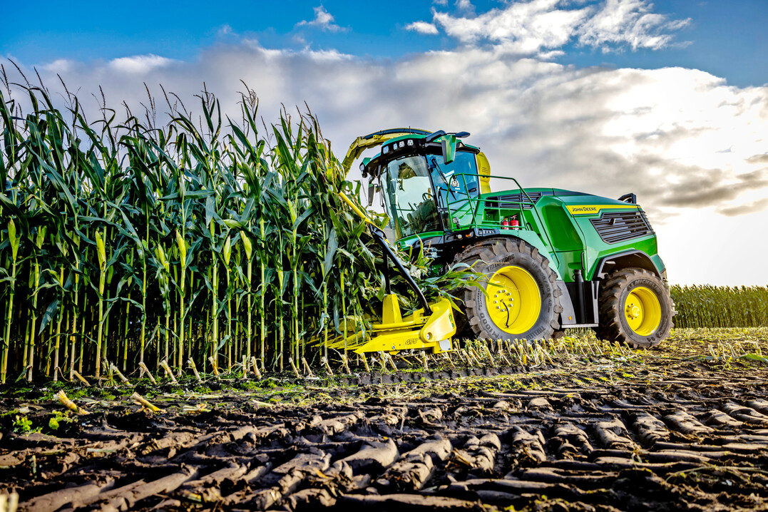 Die Motoren der neuen Hcksler haben bis zu 1020 PS und sind mit der HarvestMotion-Technologie ausgestattet. 