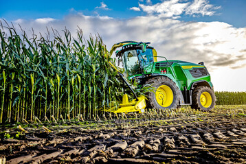 Die Motoren der neuen Hcksler haben bis zu 1020 PS und sind mit der HarvestMotion-Technologie ausgestattet. 