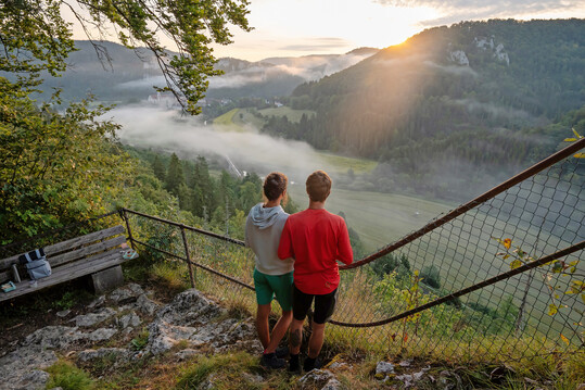 Sonnenaufgang mit Picknick auf dem Donauberglandweg.