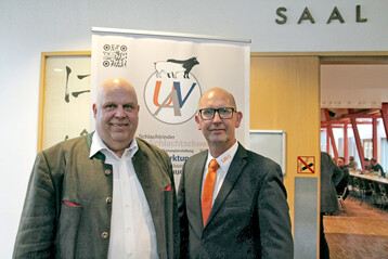 UEG-Vorstandsvorsitzender Matthias Frie (r.) und UEG-Geschftsfhrer Uwe Rttiger (l.) vor dem Plakat der Unabhngigen Vermarktungs-Allianz in der Alten Turnhalle.
