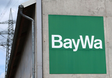 Das Firmenlogo der BayWa an einem Lagerhaus.