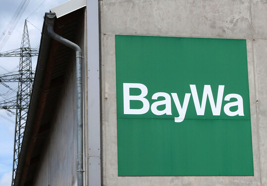 Das Firmenlogo der BayWa an einem Lagerhaus.
