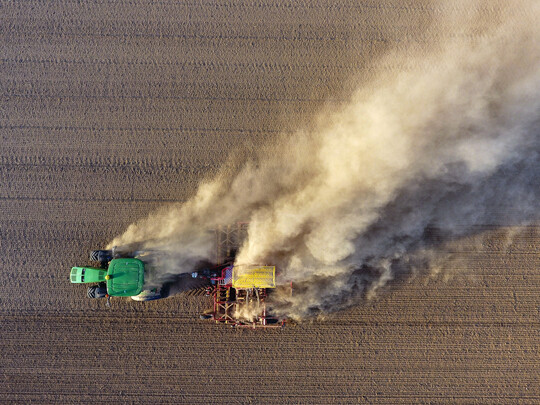 Das Luftbild von einem John Deere 8360 R mit einer Vderstad Rapid A 600S bei der Winterweizenaussaat Anfang Oktober steht mit seiner enormen Staubentwicklung symbolisch fr die Trockenheit im Jahr 2018. Gerade im Hinblick auf den Klimawandel sucht das Stiftungsgut Juliusspital gezielt nach Sorten, die mit temporrer Trockenheit besser zurechtkommen.