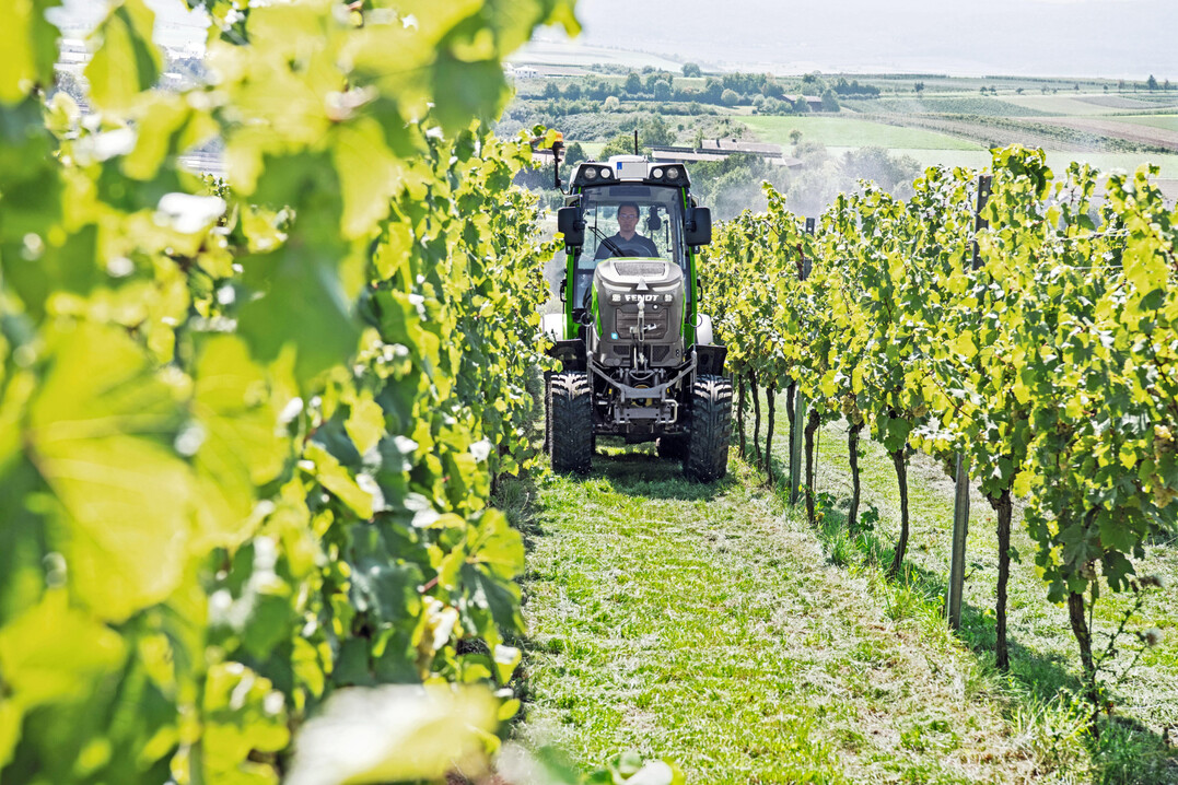 Der CO
<sub>2</sub>
-Fuabdruck des Fendt e107 V Vario sei bereits nach weniger als 900 Einsatzstunden geringer als der eines vergleichbaren Verbrenners.