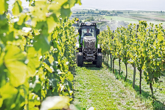 Der CO
<sub>2</sub>
-Fuabdruck des Fendt e107 V Vario sei bereits nach weniger als 900 Einsatzstunden geringer als der eines vergleichbaren Verbrenners.