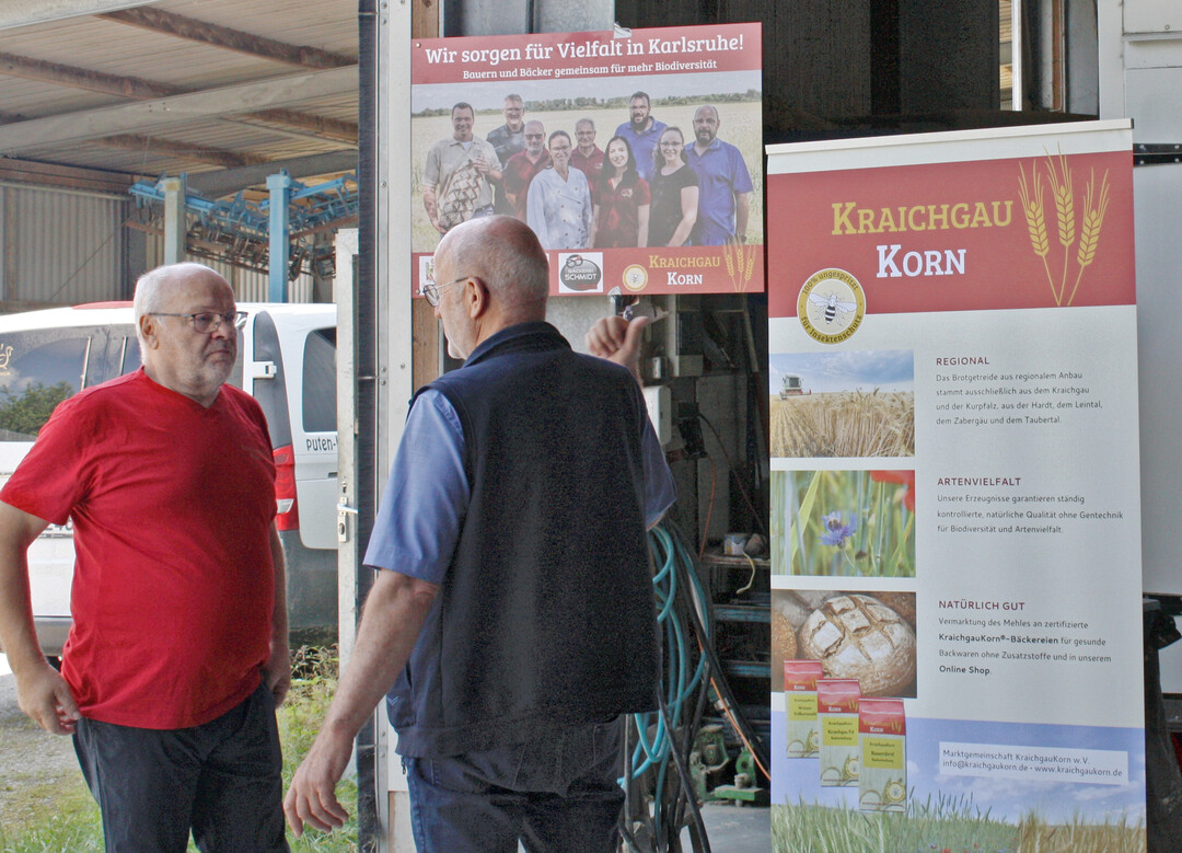Vorsitzender Roland Waldi (l.) im Gespräch mit Gerhard Risser, dem landwirtschaftlichen Sachverständigen, der bei Landwirten und Bäckern auf die Einhaltung der Kraichgaukorn-Richtlinien achtet.