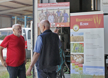 Vorsitzender Roland Waldi (l.) im Gesprch mit Gerhard Risser, dem landwirtschaftlichen Sachverstndigen, der bei Landwirten und Bckern auf die Einhaltung der Kraichgaukorn-Richtlinien achtet. 