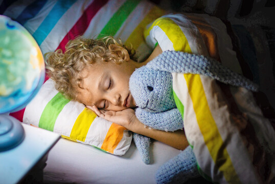 Einschlafen fllt Kindern nicht immer leicht. Doch von der Gabe des Schlafhormons Melatonin rt die Stiftung Warentest ab.