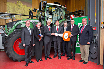 Im Beisein des Bayerischen Staatssekretrs fr Wirtschaft und Medien, Energie und Technologie Franz Josef Pschierer (Mitte), und des Amtschefs des Staatsministeriums fr Ernhrung, Landwirtschaft und Forsten Hubert Bittlmayer (3.v.r.) wurde der Fendt 724 Vario Traktor von Walter Wagner (2.v.r.), Leiter Forschung und Entwicklung Fendt Traktoren und Siegfried Mayer (rechts), Leiter Sparte Technik vom Vertriebspartner BayWa AG an den Leiter des TFZ, Dr. Bernhard Widmann (3.v.l.) und die Sachgebietsleiter Dr. Edgar Remmele (links) sowie Dr. Maendy Fritz (2.v.l.) in Straubing bergeben. Der mit Rapslkraftstoff betriebene Schlepper wird am TFZ fr Feldarbeiten eingesetzt und in einem Forschungsprojekt hinsichtlich Abgasemissionen, Effizienz und Betriebssicherheit untersucht.