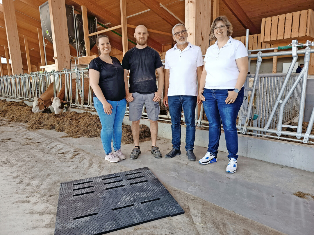 5 Die emissionsmindernde Gummimatte des Typs espaFlex brachte den Durchbruch bei der Genehmigung des neuen Boxenlaufstalles. Darber freuen sich (v. l.) die Betriebsleiter Anna Kleinhans und Kevin Kleinhans sowie Jrg Wiesendanger und Gabriella Ueveges, beide vom Gummiwerk Kraiburg.
