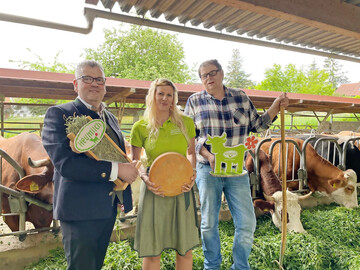 Vorsitzender Markus Fischer (l.) freut sich mit Nadine Bhler, Geschftsfhrerin der Dorfkserei Geifertshofen AG und Jens Keim, Heumilchbauer der Dorfkserei Geifertshofen, auf eine gute Zusammenarbeit unter dem Dach der ARGE Heumilch. 