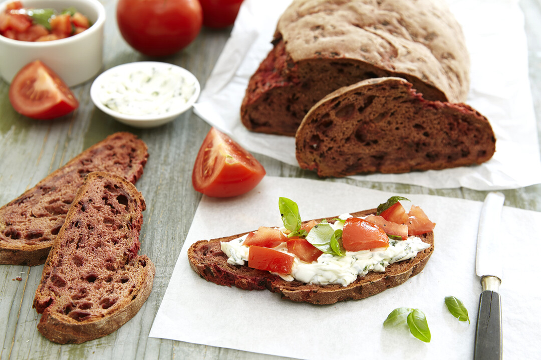 Rote Beete-Sauerteigbrot mit Kräuterfrischkäse und frischen Tomaten