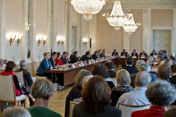 Die Teilnehmer und Zuhrer der erstem ffentlichen Sitzung des neu gegrndeten TTIP-Beirats der Landesregierung.