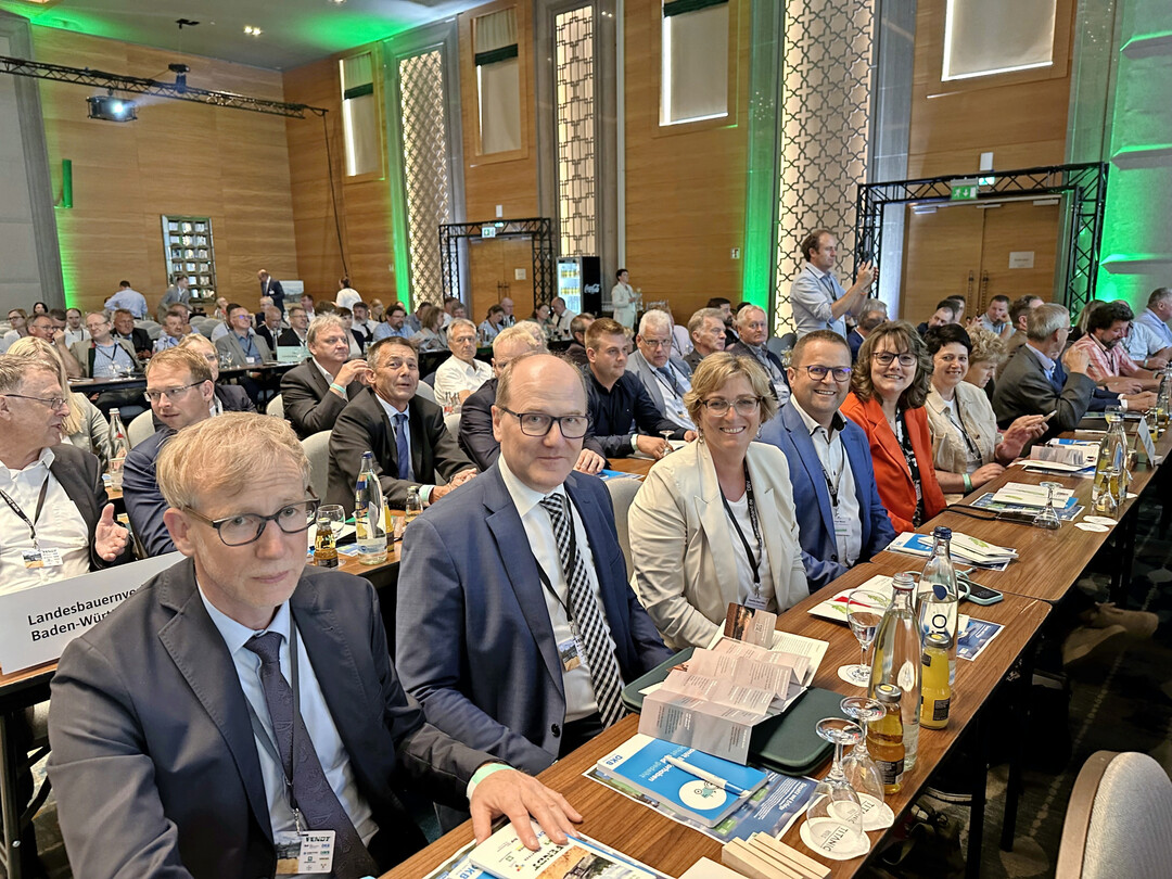 Delegierte aus Baden-Wrttemberg beim Deutschen Bauerntag in Berlin 2025. (V. l.) Hauptgeschftsfhrer Marco Eberle mit dem Vizeprsidium Hans-Benno Wichert, Roswitha Geyer-Fssler und Jrgen Maurer sowie Juliane Vees und die Prsidentin der Landfrauen Wrttemberg-Hohenzollern, Christa Fuchs. 