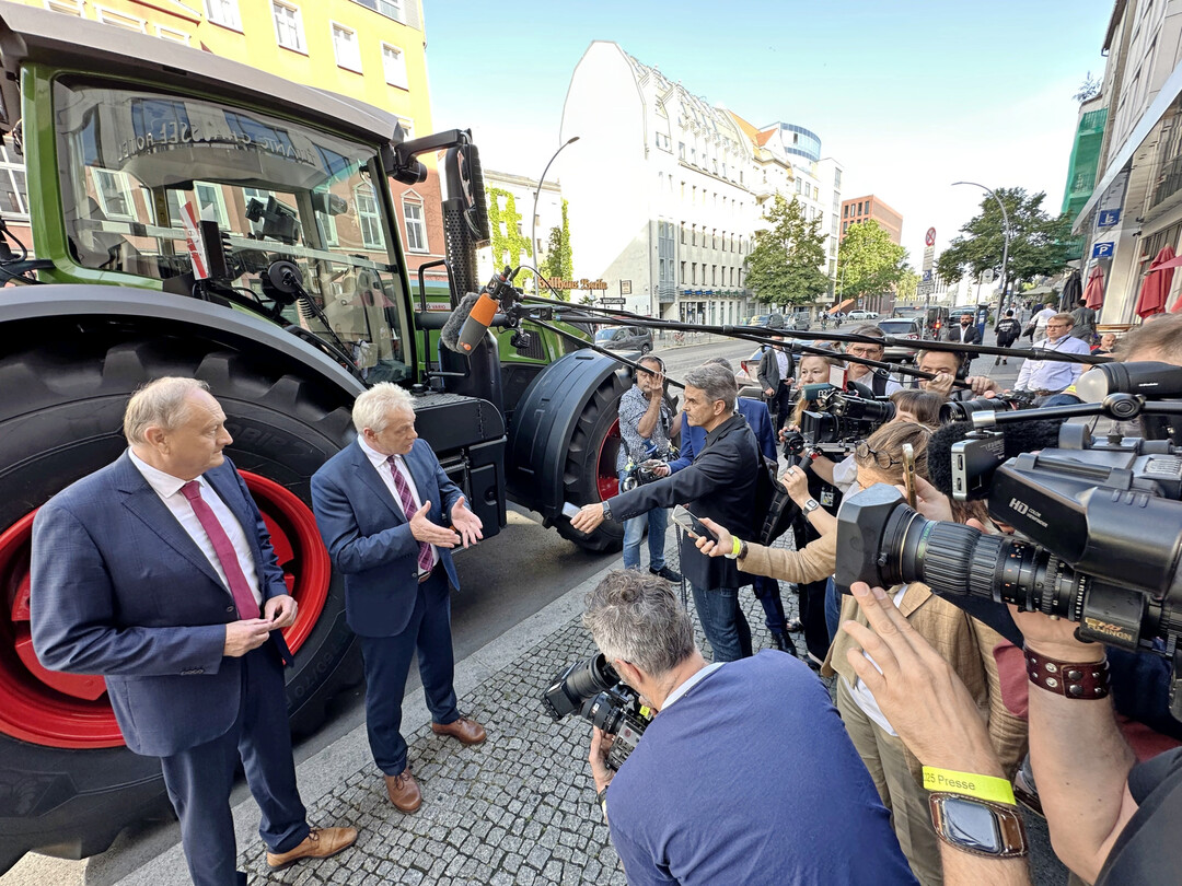 Der Prsident im Deutschen Bauerverband, Joachim Rukwied (l.) trifft auf dem Deutschen Bauerntag in Berlin Bundeslandwirtschaftsminister Alois Rainer, MdB (r.).