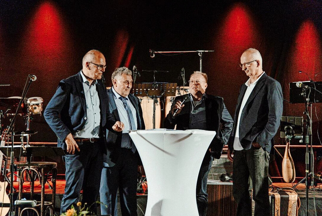 Ein Pionierbetrieb feiert Jubilum (v.l.): Moderator Eberhard Breuninger interviewt Reinhold Markert, Vorstandsvorsitzender, Friedemann Vogt, Geschftsfhrer und Siegfried Meyer, Demeter-Vorstand und stellvertretender Vorstandsvorsitzender. Fr flotte Rhythmen sorgten die Cubaboarischen tradicional.