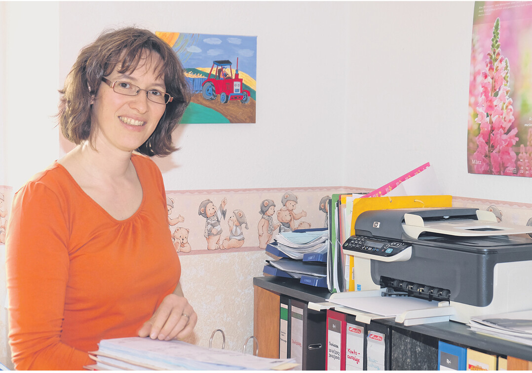 Das Betriebsbüro der Familie Keppler hat seinen Platz im alten Kinderzimmer gefunden. Claudia Keppler ist froh, nun Schreibtisch, Computer und alle Unterlagen an einem Platz zu haben. An der Ablagesystematik arbeitet sie noch.