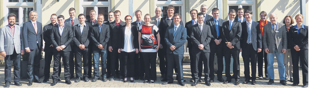 Die Bruchsaler Absolventen mit Landrat Christoph Schnaudigel (2. v. l.) und den Lehrern der Fachschule für Landwirtschaft.