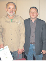 Kreisvorsitzender Ulrich Hauser (r.) ehrte Uwe Conradt für seine 20-jährige Tätigkeit als Vorsitzender des landwirtschaftlichen Ortsvereins Illingen-Schützingen mit einer Urkunde des Landesbauernverbandes.