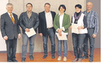 Amtschef Meinhard Stärkel (l.) zeichnet die Teilnehmer der Gläsernen Produktion aus. Von links: Alexander Deeg , Thomas und Conny Lehr, Margit und Norbert Beck.