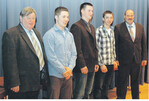 Zufrieden mit den Leistungen: (v. l.) Landesinnungsmeister Kurt Neuscheler, die besten Absolventen Patrick Kandert, Michael Feger und Daniel Trautmann mit dem Vorsitzenden des Gesellenprüfungsausschusses Karl Heinz Wöger.