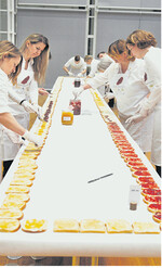 Das „Größte Gsälzbrot der Welt" wurde kürzlich im Stuttgarter Haus der Wirtschaft von 30 Helferinnen aus 1400 Brotscheiben mit Butter und verschiedenen Gsälzsorten gestrichen. Die Scheiben ergaben auf Tischreihen aneinandergelegt rund 130 Meter. Mit dieser Aktion wollten die Umweltakademie und Partner, wie der Landesverband für Obstbau, Garten- und Landschaftsbau, ein über Generationen tradiertes Wissen neu aufleben lassen und der jungen Generation nahe bringen. Eingeladene Kinder, Passanten und Studenten in der Mensa ließen es sich schmecken.