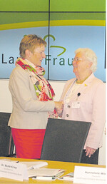 Die Wahlleiterin, Ehrenpräsidentin Gudrun Laible (rechts), beglückwünscht die neue Präsidentin des Landfrauenverbandes Württemberg-Baden, Marie-Luise Linckh aus Vaihingen/Enz.
