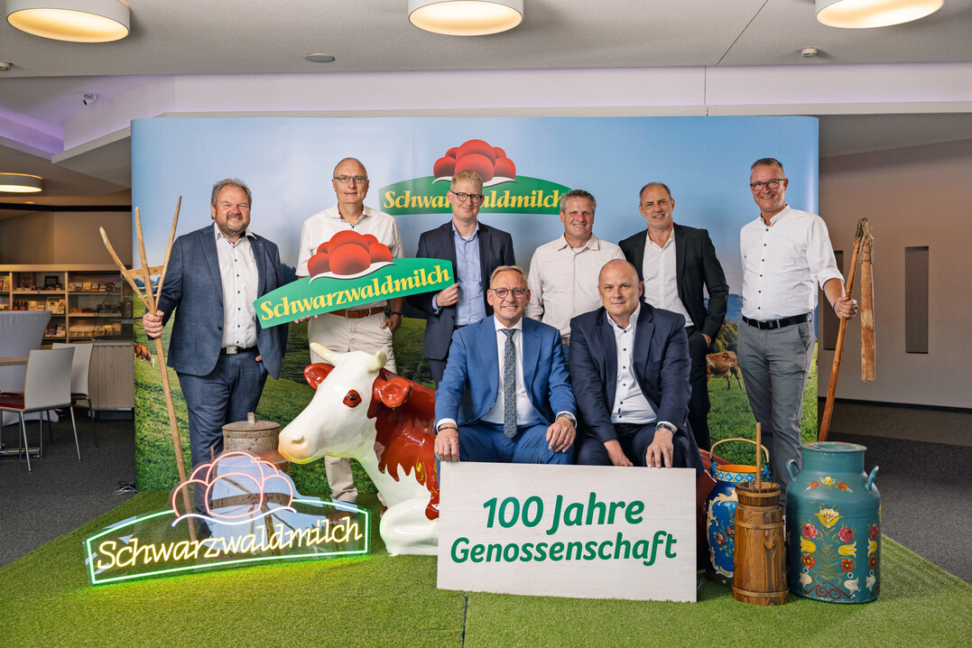 Sind stolz auf 100 Jahre Genossenschaft 
<b>(hintere Reihe v.l.)</b>
: Markus Kaiser, Vorstandsvorsitzender der Milcherzeugervereinigung Schwarzwaldmilch eG und Aufsichtsratsvorsitzender der Schwarzwaldmilch GmbH, Heinz Kaiser, Geschftsleiter Landwirtschaft/Produktion/Logistik, Bjrn Beckmann, Geschftsleiter Finanzen/Verwaltung, Martin Linser, Vizeprsident des Badischen Landwirtschaftlichen Hauptverbands, Andreas Schneider, Geschftsfhrer der Schwarzwaldmilch GmbH, Jens Mller, Geschftsleiter Vertrieb. 
<b>Vordere Reihe v.l.: </b>
Franz-Josef Holzenkamp, Prsident des Deutschen Raiffeisenverbands, Dr. Ulrich Theileis, Prsident des Baden-Wrttembergischen Genossenschaftsverbands.