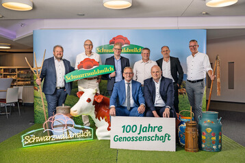 Sind stolz auf 100 Jahre Genossenschaft 
<b>(hintere Reihe v.l.)</b>
: Markus Kaiser, Vorstandsvorsitzender der Milcherzeugervereinigung Schwarzwaldmilch eG und Aufsichtsratsvorsitzender der Schwarzwaldmilch GmbH, Heinz Kaiser, Geschftsleiter Landwirtschaft/Produktion/Logistik, Bjrn Beckmann, Geschftsleiter Finanzen/Verwaltung, Martin Linser, Vizeprsident des Badischen Landwirtschaftlichen Hauptverbands, Andreas Schneider, Geschftsfhrer der Schwarzwaldmilch GmbH, Jens Mller, Geschftsleiter Vertrieb. 
<b>Vordere Reihe v.l.: </b>
Franz-Josef Holzenkamp, Prsident des Deutschen Raiffeisenverbands, Dr. Ulrich Theileis, Prsident des Baden-Wrttembergischen Genossenschaftsverbands.