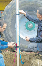 Vergrabene Sonden zeigen den Bodendruck an einer Wassersäule. Auf dem Bild ist die Wassersäule auf Pflugboden zu sehen.