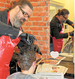 Pasquale Silecchia rät den Kundinnen in seinem Ulmer Salon zur Intensivtönung. Die ist schonender fürs Haar, denn die Farbstoffe ummanteln es nur.