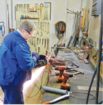 Die Werkbank ist das Herzstück der Hofwerkstatt. Sie sollte 90 cm hoch, 70 cm tief und mindestens 3,0 m lang sein.